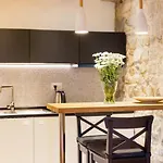 Explore The Historic Center From A Remodeled Apartman Split