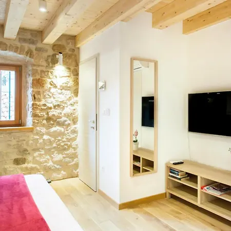 Explore The Historic Center From A Remodeled Apartment