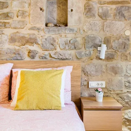 Explore The Historic Center From A Remodeled Apartman *